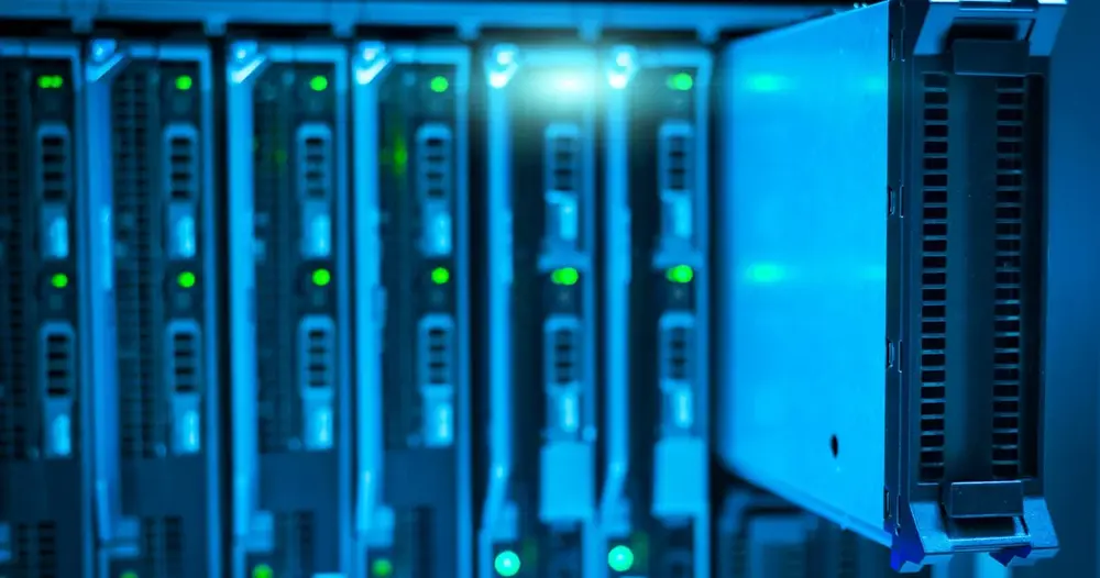 Servidores em rack com luzes verdes, ilustrando sites de gerador de IE para testes