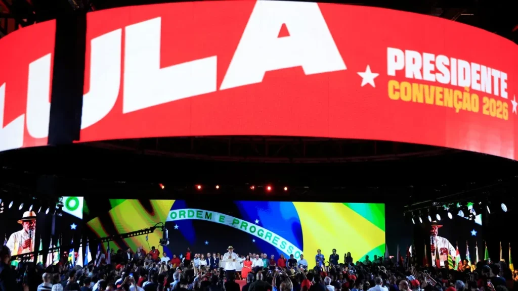 Militância usa criatividade e tons de vermelho em convenção de Lula