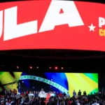 Militância usa criatividade e tons de vermelho em convenção de Lula