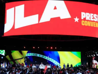 Militância usa criatividade e tons de vermelho em convenção de Lula