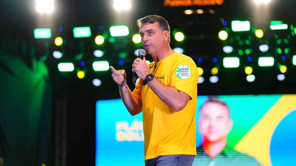 Flávio diz que aceitará resultado das urnas e critica TSE de 2022
