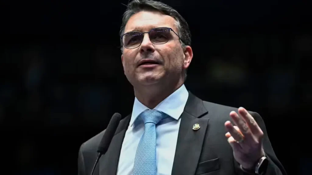 Flávio Bolsonaro nega escândalos e cita 'guerra psicológica