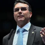 Flávio Bolsonaro nega escândalos e cita 'guerra psicológica