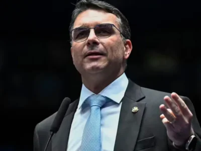 Flávio Bolsonaro nega escândalos e cita 'guerra psicológica